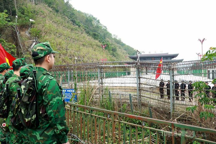 Lực lượng Biên phòng Việt Nam và lực lượng quản lý biên giới phía Trung Quốc gặp gỡ, phối hợp tổ chức tuần tra liên hợp.