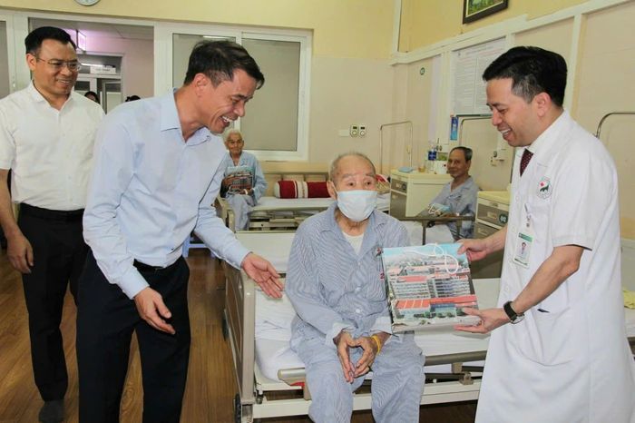 Tiến sĩ Vũ Thanh Mai. Phó Trưởng ban Tuyên giáo và Dân vận Trung ương; Phó Giáo sư, Tiến sĩ Đỗ Đình Tùng, Giám đốc Bệnh viện Đa khoa Đức Giang tặng quà các bệnh nhân tại bệnh viện. Ảnh: PV