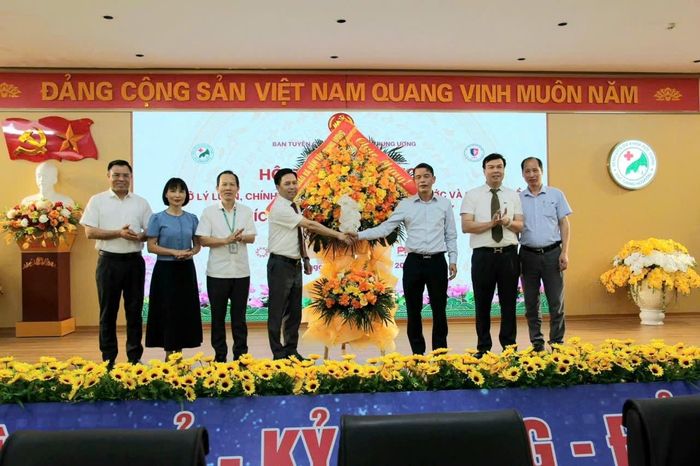 Phó Trưởng ban Tuyên giáo và Dân vận Trung ương Vũ Thanh Mai tặng hoa Bệnh viện Đa khoa Đức Giang. Ảnh: PV