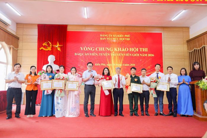 Ban Tổ chức trao Giấy khen cho 6 thí sinh xuất sắc vào vòng chung khảo tại cuộc thi. Ảnh: Đức Hùng
