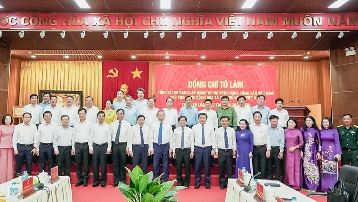 Tổng Bí thư, Chủ tịch nước Tô Lâm và các thành viên đoàn công tác chụp ảnh lưu niệm cùng các đồng chí lãnh đạo tỉnh Quảng Trị