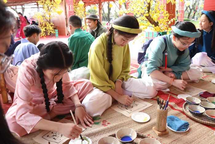 Thành phố Huế đang định vị lại chiến lược phát triển cho di sản: trao vai trò trung tâm cho cộng đồng, để người dân thực sự trở thành chủ thể của di sản – người giữ gìn, sáng tạo và trực tiếp hưởng lợi từ giá trị văn hóa quê hương. Ảnh: Mai Trang - TTXVN