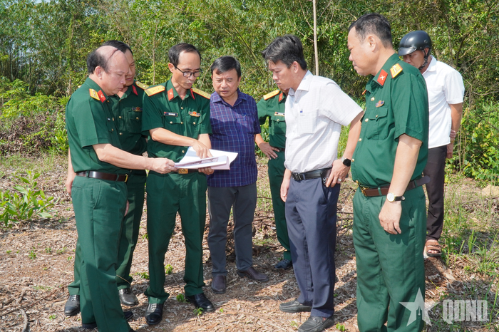 Các cán bộ trao đổi biện pháp tìm kiếm hài cốt liệt sĩ tại phường Chánh Phú Hòa (TP Hồ Chí Minh).
