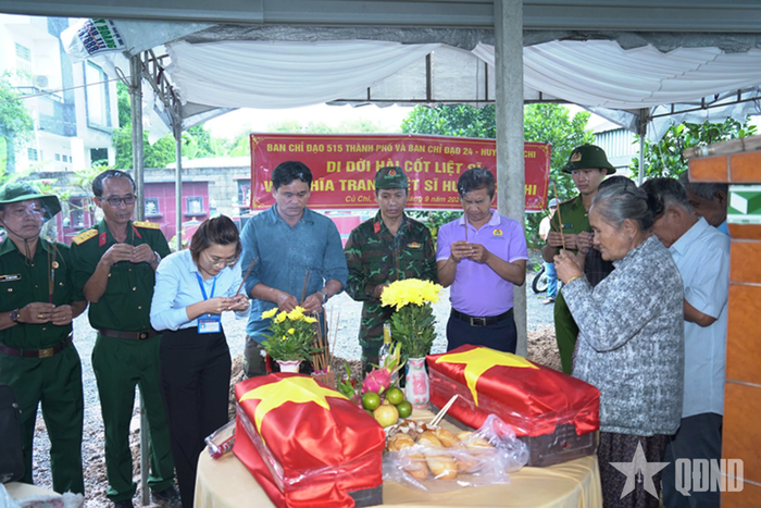 Dâng hương tri ân các Anh hùng liệt sĩ.