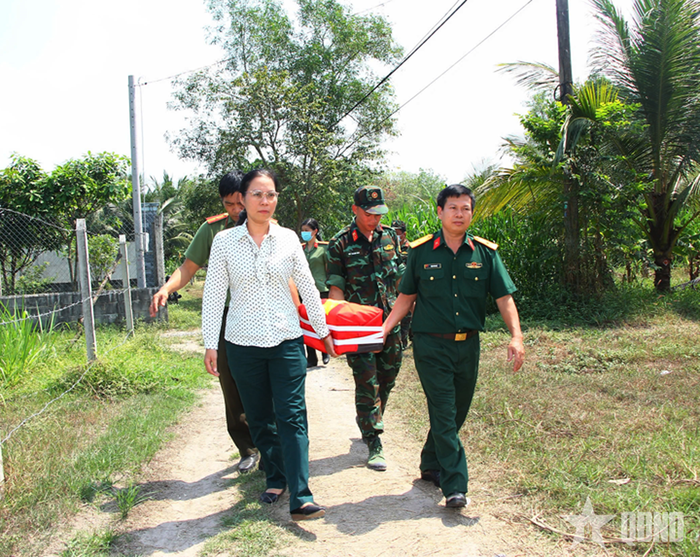Đưa hài cốt liệt sĩ về nơi an táng.
