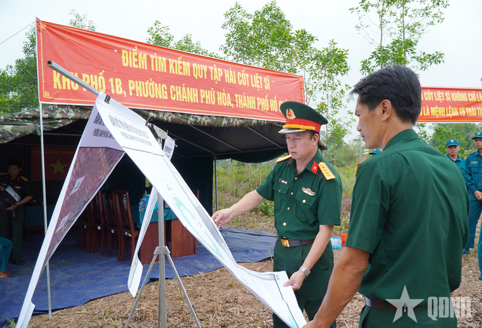 Đại tá Nguyễn Đình Chuẩn, Phó chính ủy Bộ tư lệnh TP Hồ Chí Minh (bên trái) kiểm tra bản đồ tìm kiếm hài cốt liệt sĩ tại phường Chánh Phú Hòa (TP Hồ Chí Minh).