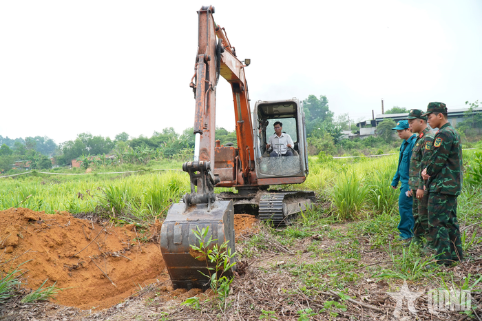 Tìm kiếm hài cốt liệt sĩ tại phường Chánh Phú Hòa (TP Hồ Chí Minh).