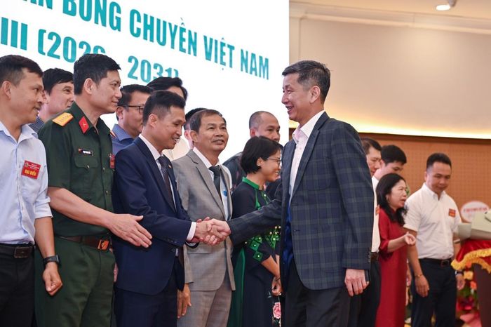 Cục trưởng Cục TDTT Việt Nam Nguyễn Danh Hoàng Việt chúc mừng các thành viên Ban Chấp hành VFF khóa VIII.