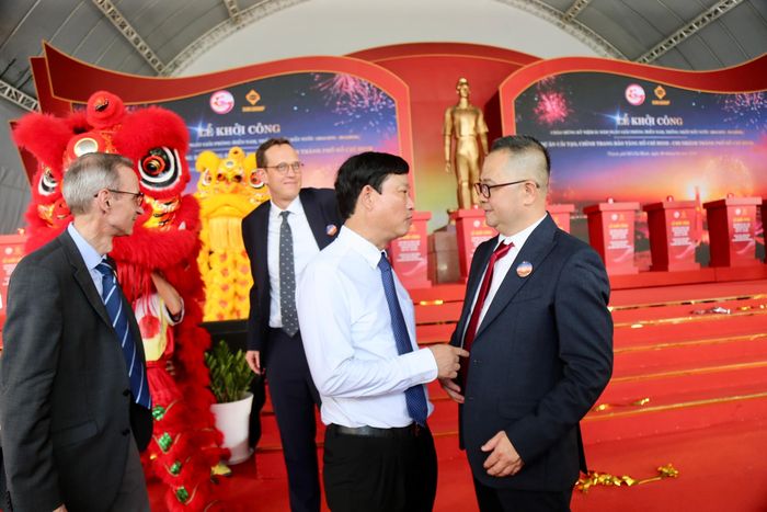 Đồng chí Võ Văn Minh trao đổi cùng các đại biểu tham dự. Ảnh: DŨNG PHƯƠNG