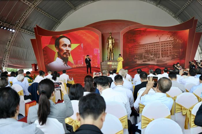 Các nghệ sĩ trình diễn các tiết mục chào mừng lễ khởi công. Ảnh: DŨNG PHƯƠNG