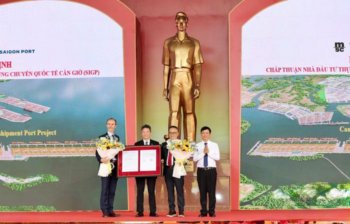 Đồng chí Võ Văn Minh thay mặt lãnh đạo TPHCM trao quyết định chấp thuận Nhà đầu tư Dự án Cảng trung chuyển quốc tế Cần Giờ. Ảnh: DŨNG PHƯƠNG