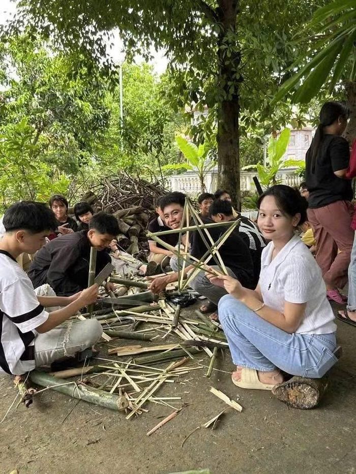 Sử dụng tre nứa để làm những vật dụng thân thiện với môi trường. Ảnh: LTT.