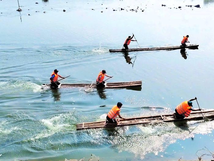 Giải đua thuyền nan mở rộng trên hồ Thác Bà với các đội đua đến từ 5 xã ven hồ. Ảnh CTTĐT Lào Cai.
