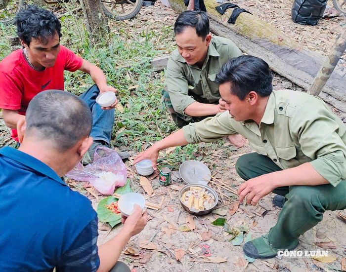 Bữa cơm đạm bạc giữa rừng của những người lính gác rừng