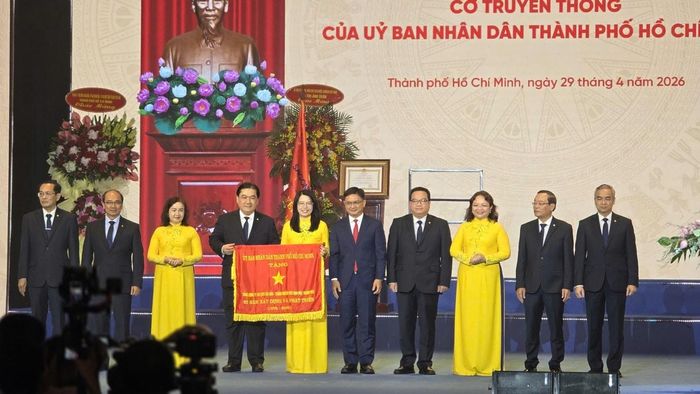 Saigontourist Group tiếp nhận cờ truyền thống của UBND TP.HCM trao tặng. Ảnh: CK