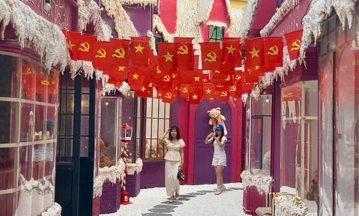 Không gian bên trong quán được trang trí dày đặc cờ đỏ sao vàng, tạo thành lối đi rực rỡ, thu hút nhiều bạn trẻ dừng chân chụp ảnh.