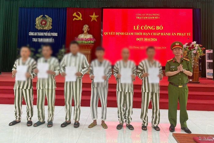Trại tạm giam số 1 - Công an TP. Hải Phòng trao quyết định giảm thời hạn chấp hành án phạt tù đợt 30/4/2026 cho các phạm nhân đủ điều kiện.