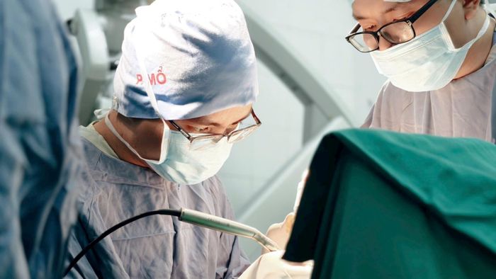 Bác sĩ chuyên khoa II Lê Văn Bằng, Khoa Phẫu thuật Thần kinh II cùng ê-kíp phẫu thuật. Ảnh: BVHN Việt Đức