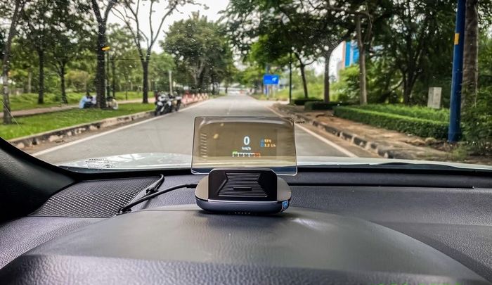 Có nên lắp màn hình HUD hiển thị tốc độ để nâng tầm 'xe cỏ'? Ảnh minh họa: BCar