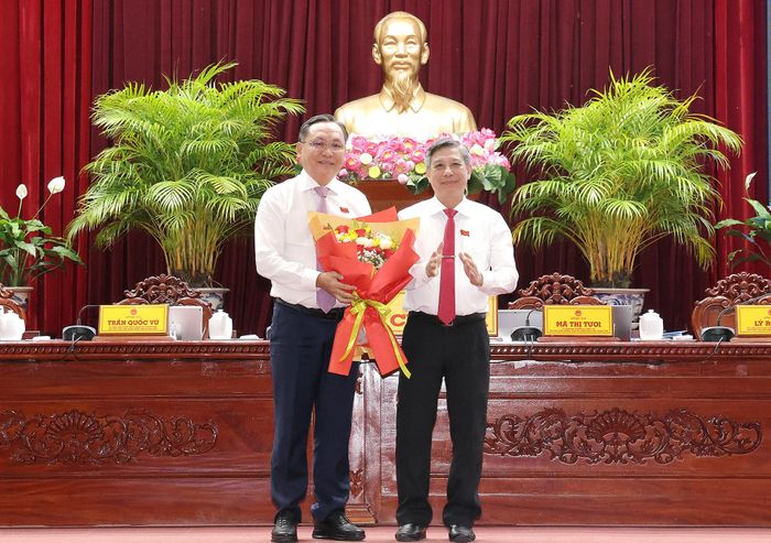 Ông Đồng Văn Thanh, Chủ tịch HĐND TP Cần Thơ tặng hoa chúc mừng ông Lê Công Lý