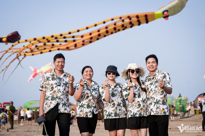 Nhiều gia đình, nhóm bạn trẻ tranh thủ chụp ảnh lưu niệm tại bãi biển
