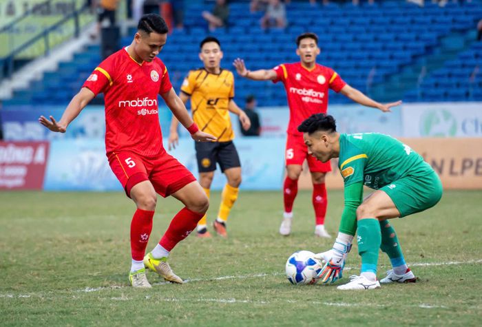 Tân binh PVF-CAND ở thế bất lợi. Ảnh: PVF