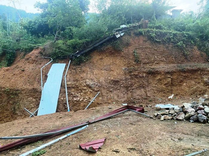 Cột điện bị đổ. Ảnh: Thiên Lý