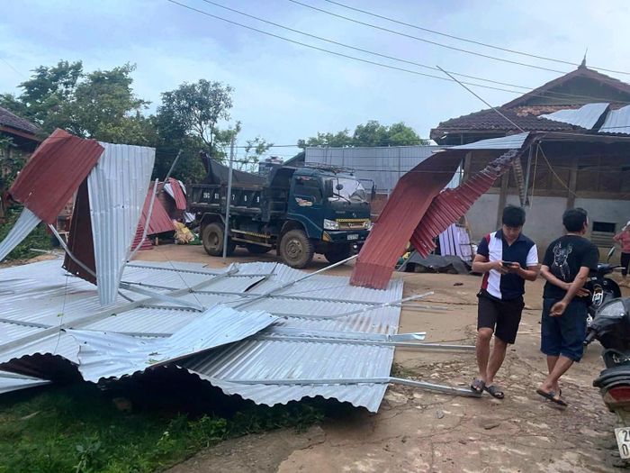Mái tôn bị thổi bay ở bản Khà Nhài, xã Vân Hồ. Ảnh: Thiên Lý