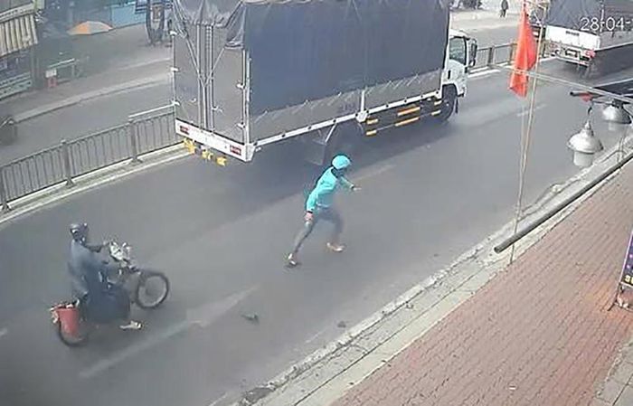 Đối tượng vứt xe để tháo chạy. Ảnh: Cắt từ clip