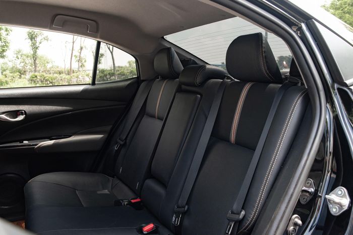 Không gian Vios thoáng rộng và có thể gập ghế để mở rộng không gian cốp