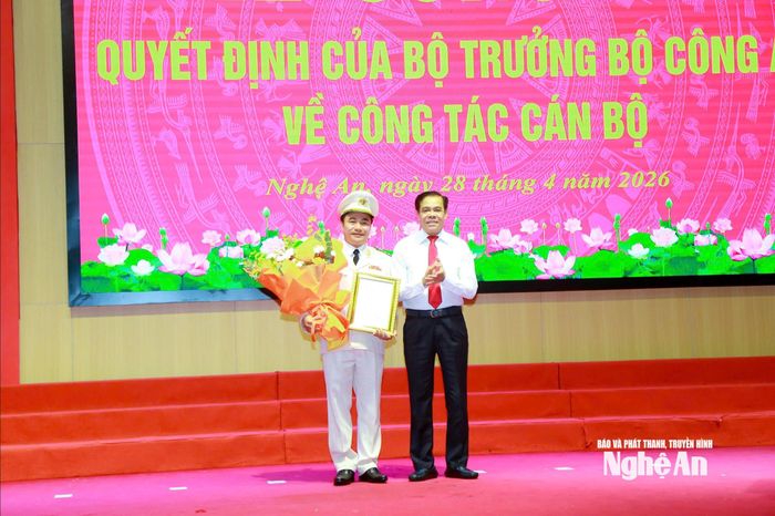 Đồng chí Võ Trọng Hải - Phó Bí thư Tỉnh ủy, Chủ tịch UBND tỉnh tặng hoa, chúc mừng đồng chí Đại tá Nguyễn Huy Khích.