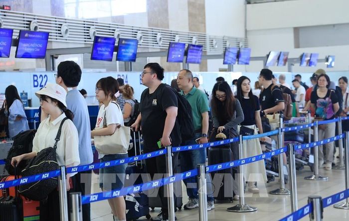 Người dân xếp hàng chờ làm thủ tục tại nhà ga nội địa sáng 29/4. Ảnh Quốc Khánh - TTXVN