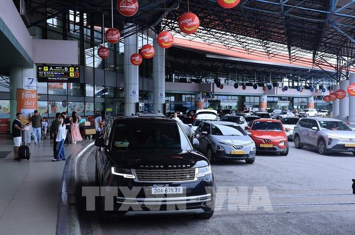 Do sân bay đang áp dụng kiểm soát an ninh hàng không cấp độ 1, hành khách được khuyến cáo đến sớm từ 2 - 3 tiếng để tránh nguy cơ chậm chuyến. Ảnh: Quốc Khánh - TTXVN m từ 2 - 3 tiếng để tránh nguy cơ chậm chuyến. Ảnh: Quốc Khánh - TTXVN