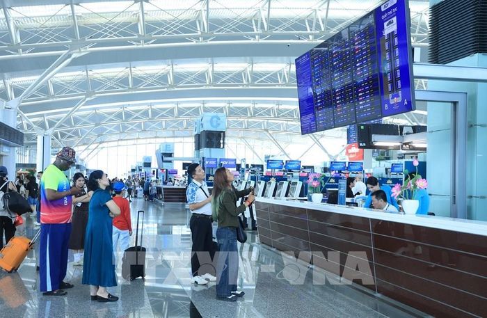 Du khách quốc tế tìm kiếm thông tin nối chuyến đội địa đến các địa danh du lịch nổi tiếng của Việt Nam trong dịp nghỉ lễ 30/4-1/5. Ảnh: Quốc Khánh - TTXVN