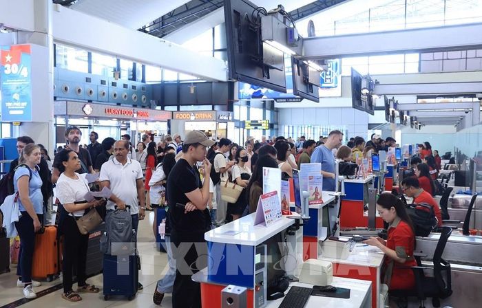 Người đân chờ làm thủ tục đi du lịch cùng gia đình dịp nghỉ lễ 30/4-1/5 tại nhà ga nội địa sân bay Nội Bài trong buổi sáng 29/4. Ảnh: Quốc Khánh - TTXVN