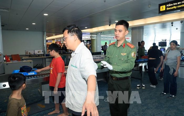 Lực lượng an ninh hàng không kiểm tra hành khách trước khi vào khu vực chờ ra cửa lên máy bay. Ảnh: Quốc Khánh - TTXVN