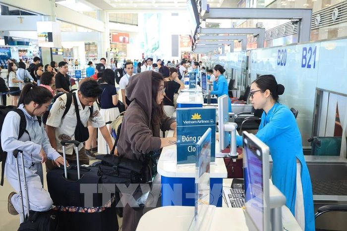 Hành khách làm thủ tục chuyến bay tại Cảng Hàng không quốc tế Nội Bài sáng 29/4. Ảnh: Quốc Khánh - TTXVN