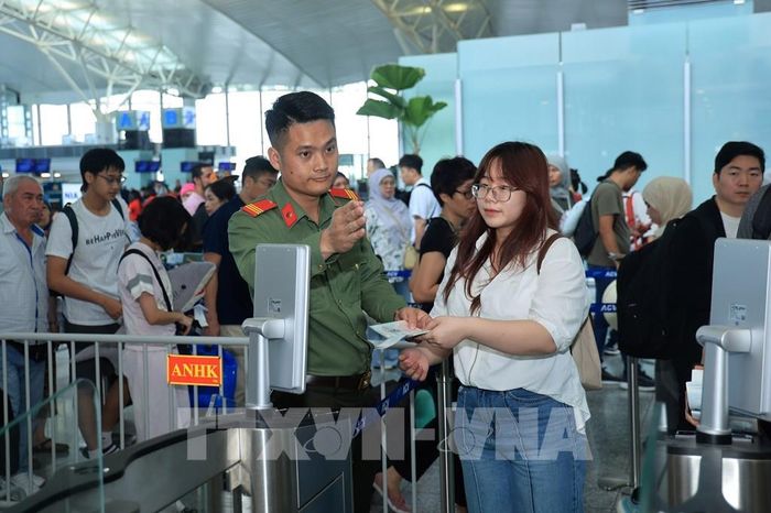 Lực lượng an ninh hàng không kiểm tra giấy tờ thộng tin cá nhân hành khách trước khi vào khu vực chờ ra cửa lên máy bay. Ảnh: Quốc Khánh - TTXVN