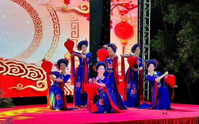 Mỗi tiết mục mang một màu sắc riêng, góp phần tạo nên không khí vui tươi, rộn ràng trong đêm khai hội.