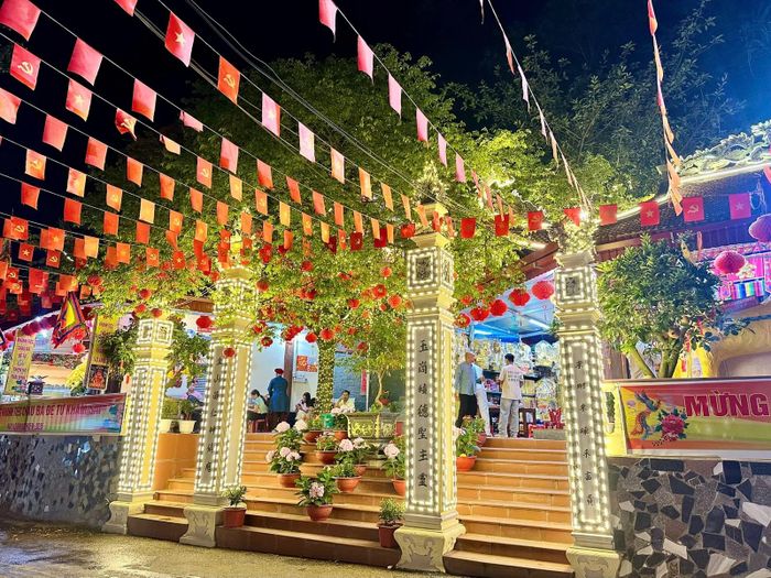 Không gian Đền Chầu Đệ tứ được trang hoàng rực rỡ, chào đón du khách về dự lễ hội.