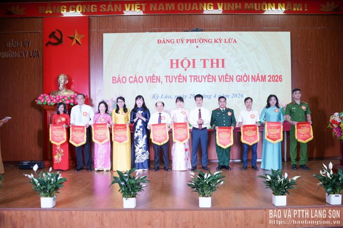 Ban tổ chức trao tặng cờ lưu niệm cho các thí sinh tham dự hội thi