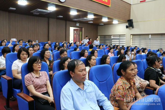 Đông đảo cán bộ, đảng viên và người dân tham gia cổ vũ hội thi