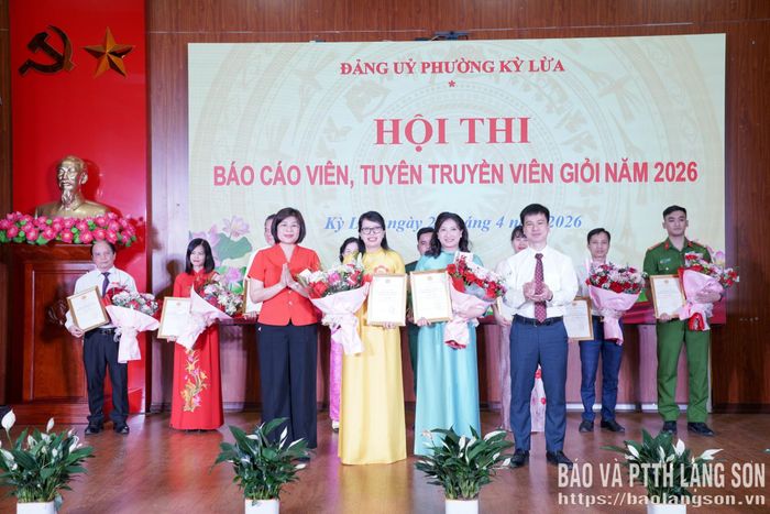 Đại diện Ban tổ chức trao giải Nhất, Nhì cho thí sinh xuất sắc (trong đó, thí sinh Nguyễn Tuyết Chinh, Bí thư Đảng ủy, Hiệu trưởng Trường THPT Cao Lộc áo xanh đứng thứ 2 bên phải, xuất sắc giành giải nhất)