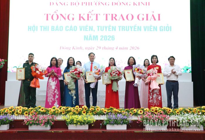Đại diện ban tổ chức trao giải khuyến khích cho các thí sinh