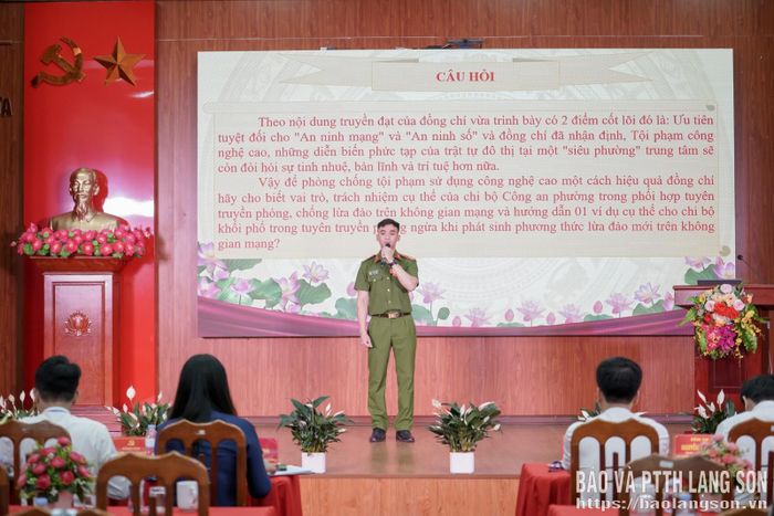 Thí sinh trả lời câu hỏi của Ban giám khảo