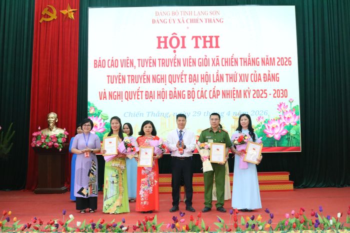 Đại diện ban tổ chức trao giải giải khuyến khích cho các thí sinh