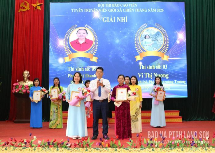 Đại diện ban tổ chức trao giải nhì cho các thí sinh