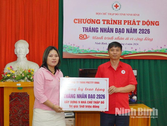 Đại diện Công ty TNHH Pretty Vina đăng ký trao tặng 540 triệu đồng xây dựng 9 nhà Chữ thập đỏ.