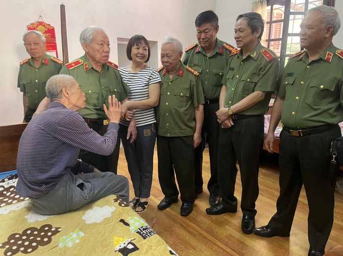 Ban Liên lạc Công an chi viện chiến trường miền Nam thời kỳ kháng chiến chống Mỹ, cứu nước thăm hỏi, động viên các đồng đội có hoàn cảnh khó khăn.