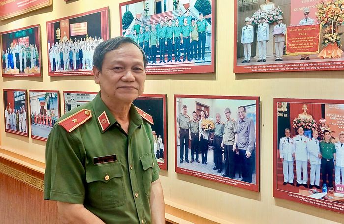 Thiếu tướng Đào Trọng Hùng tham quan Bảo tàng Công an nhân dân - nơi lưu giữ bức thư thời chiến của ông.